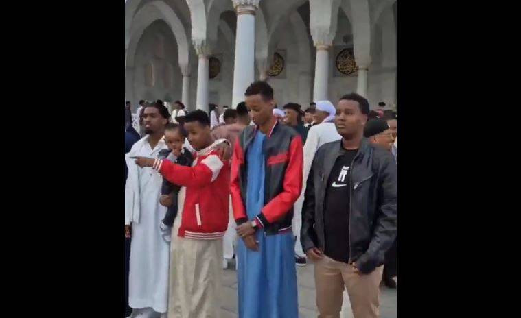 Melike Hatun camisinde bayram namazı sonrası. Yer: Maalesef Türkiye Cumhuriyeti'nin başkenti Ankara - Resim: 1